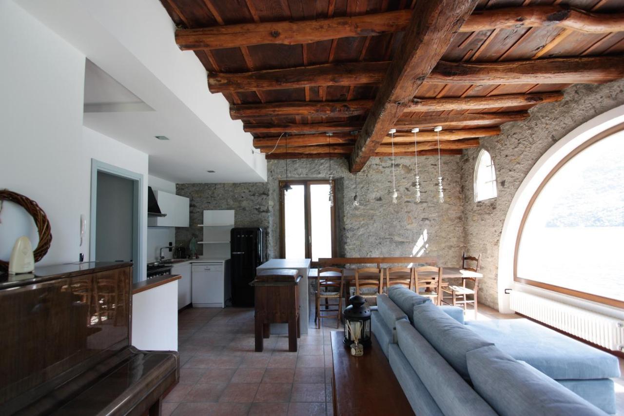 House On The Lake Shore Of Laglio Bagian luar foto