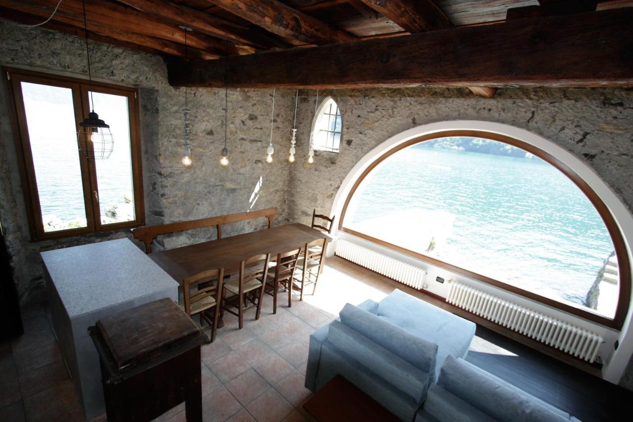 House On The Lake Shore Of Laglio Bagian luar foto