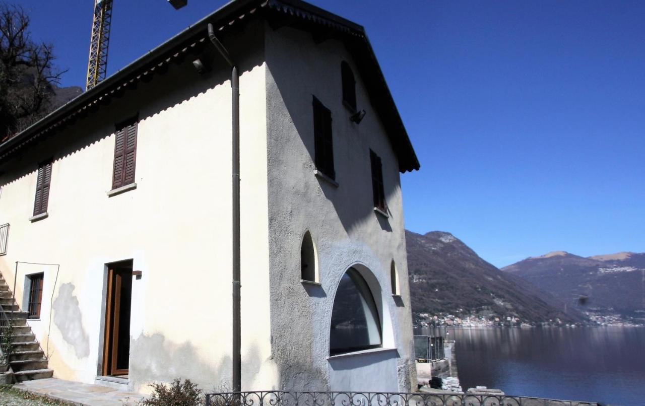 House On The Lake Shore Of Laglio Bagian luar foto
